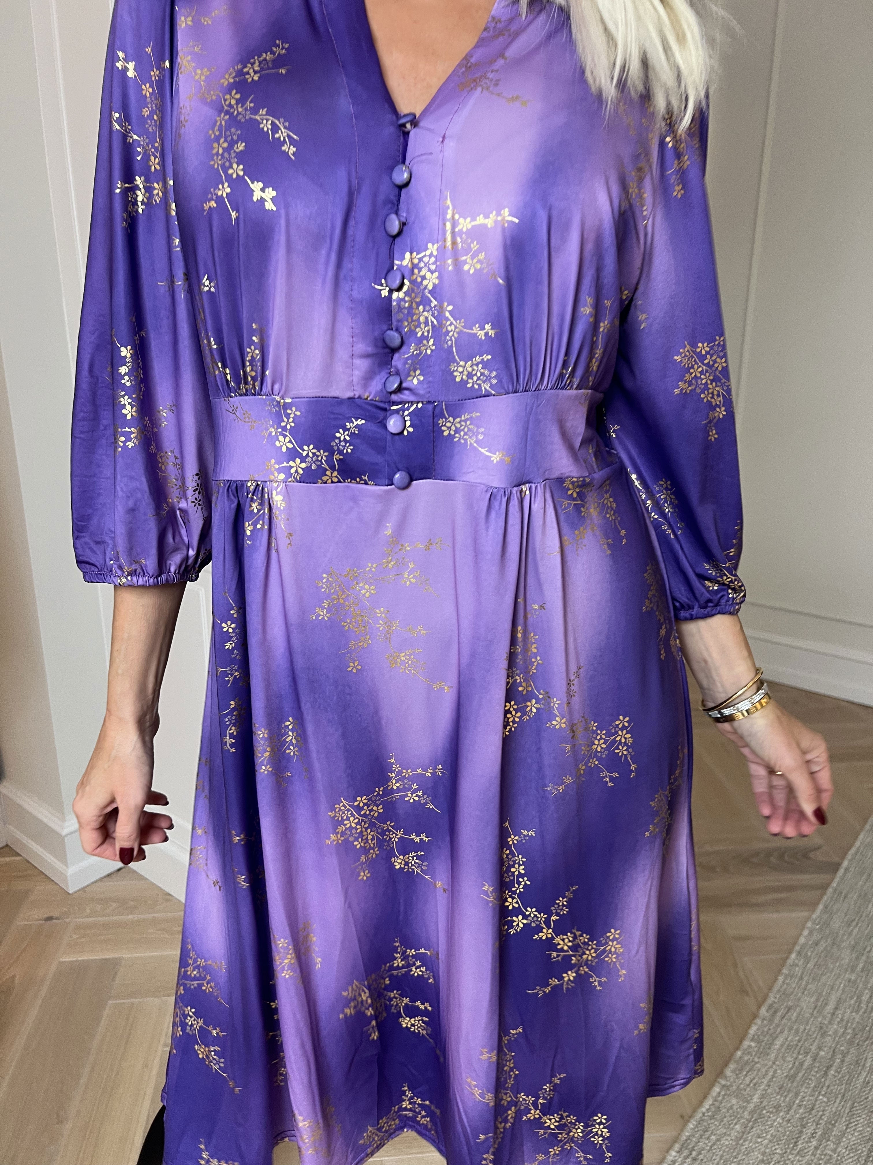 Vivien Gold - 3/4 ærmet kjole med guldprint og slåede knapper